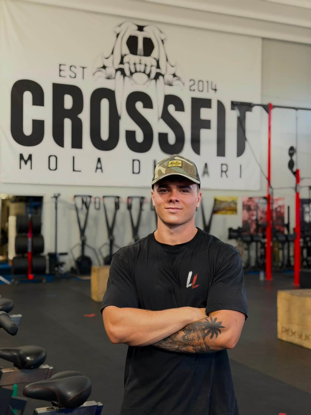 Lorenzo Loiudice a braccia conserte davanti allo striscione di CrossFit Mola di Bari